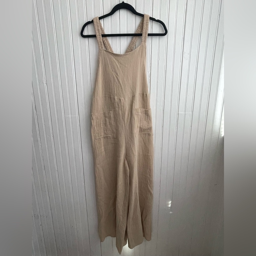 NWT Women’s HYFVE Lightweight Wide Leg Jumpsuit Romper in Beige Size Medium